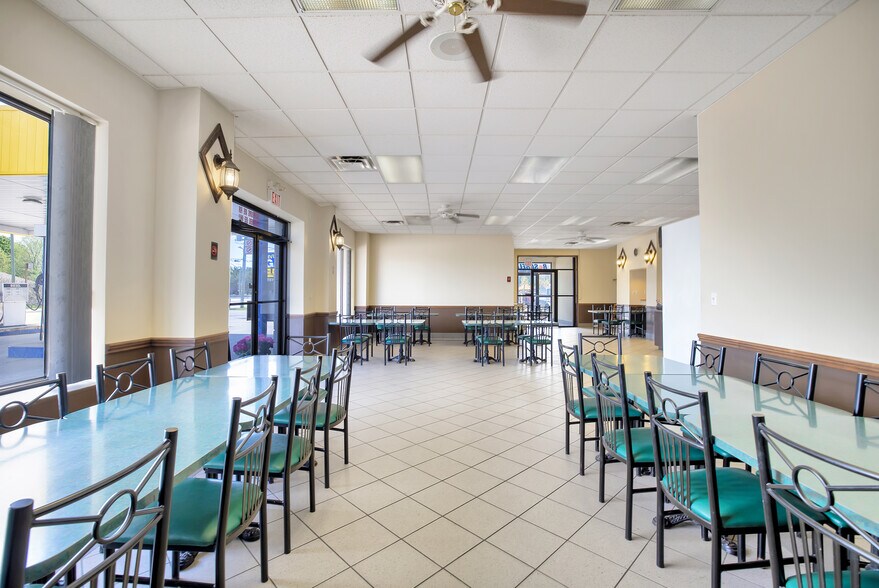 More Photos Of 1727 Division Rd N, Kingsville Restaurant For Sale