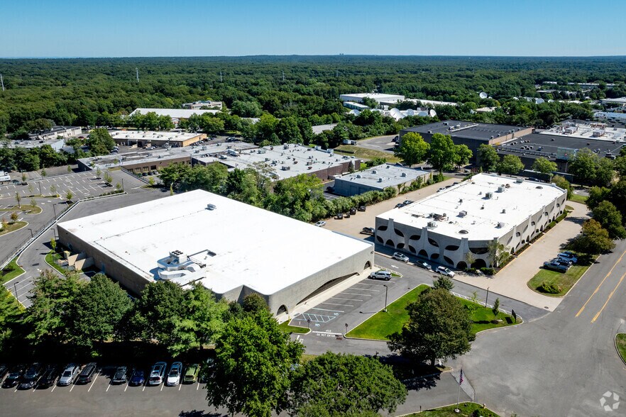 More Photos Of 90 Davids Dr, Hauppauge Warehouse For Lease