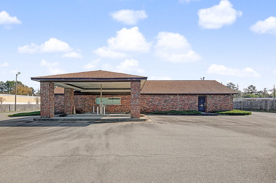 More Photos Of 219 N Main St, Spring Lake Bank For Sale