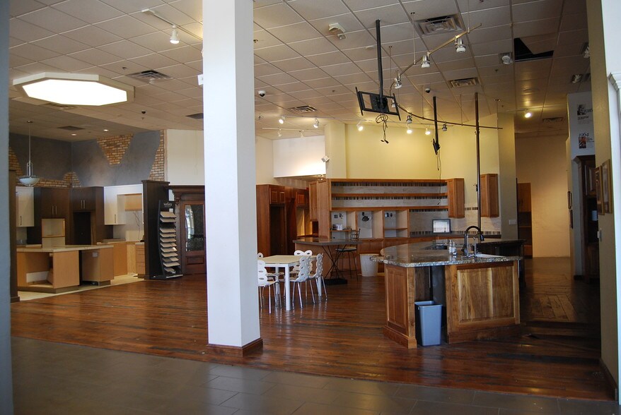 More Photos Of 15250 N Hayden Rd, Scottsdale Showroom For Sale