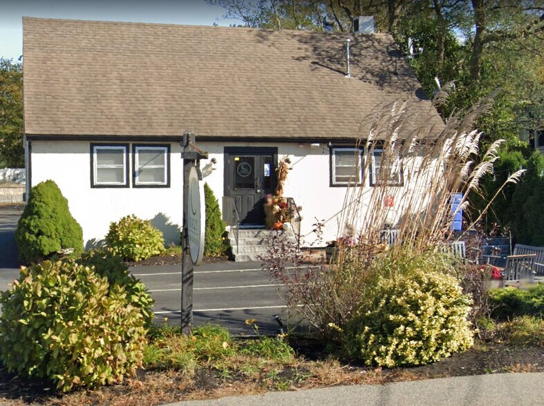 Primary Photo Of 75 Davis Straits, Falmouth Restaurant For Lease