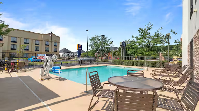 More Photos Of 450 Parkway 575, Woodstock Hotel For Sale
