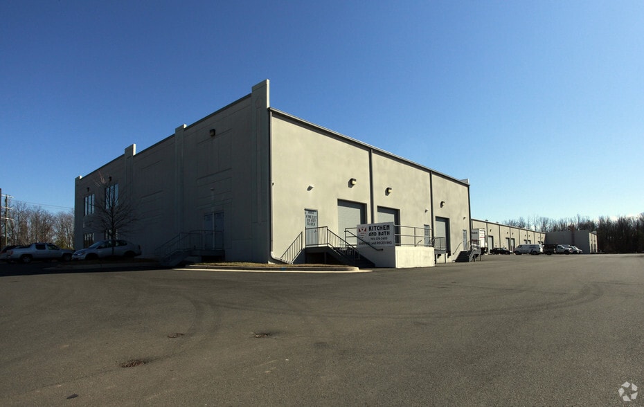 More Photos Of 8982-9050 Hornbaker Rd, Manassas Warehouse For Lease