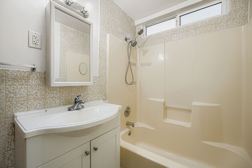More Photos Of 1031 SW 122nd St, Seattle Apartments For Sale