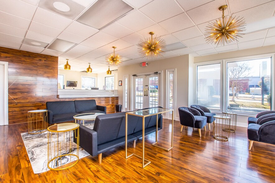 More Photos Of 241 Falcon Dr, Forest Park Hotel For Sale