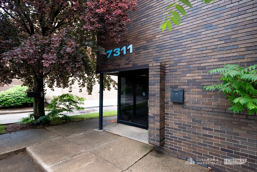 More Photos Of 7311 Valley View Dr, Independence Office For Sale