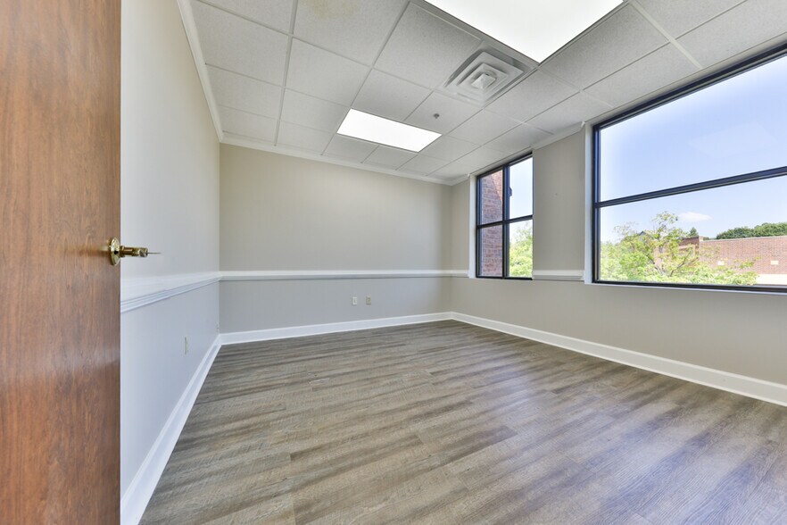 More Photos Of 1880 W Oak Pky, Marietta Coworking Space