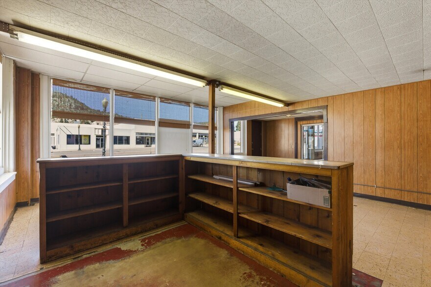 More Photos Of 201 N 2nd St, Raton Auto Repair For Sale