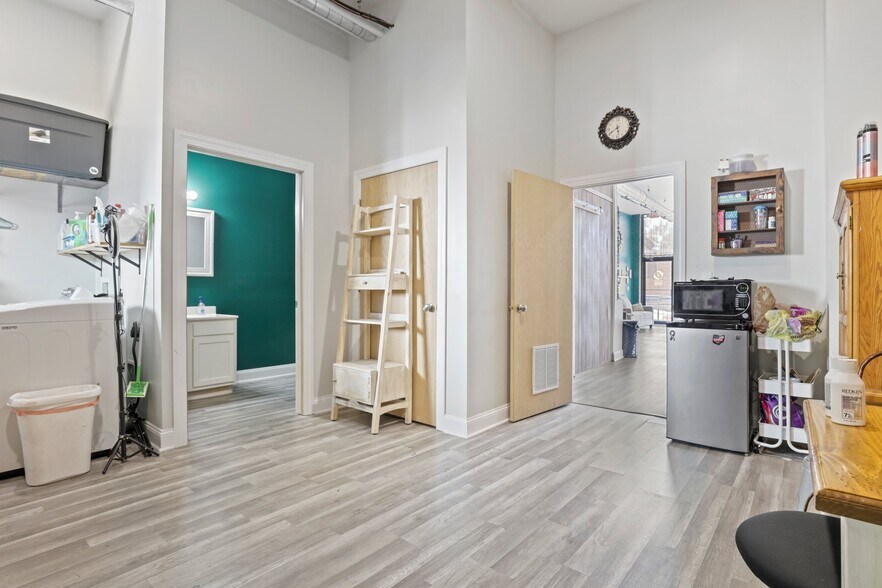 More Photos Of 14 W Depot St, Pataskala Showroom For Sale