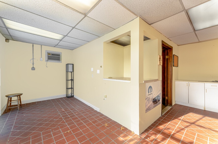 More Photos Of 157 Washington Ave, North Haven Auto Repair For Sale