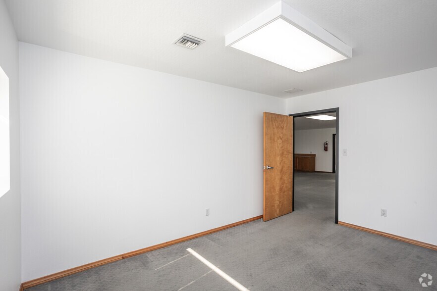 More Photos Of 23671-23675 Via Del Rio, Yorba Linda Light Manufacturing For Sale