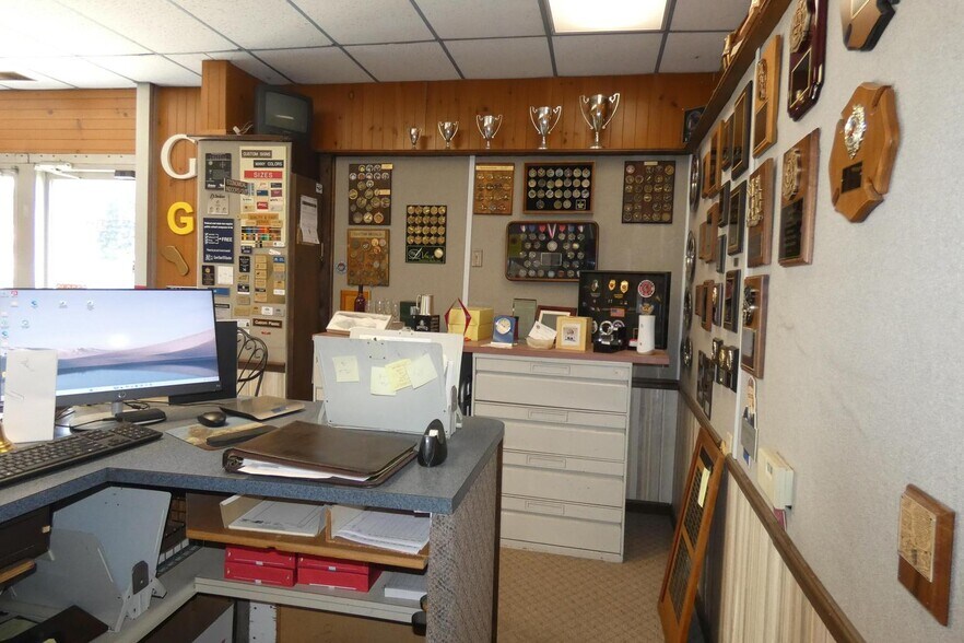 More Photos Of 2410 S Cleveland Ave, Saint Joseph Flex For Sale