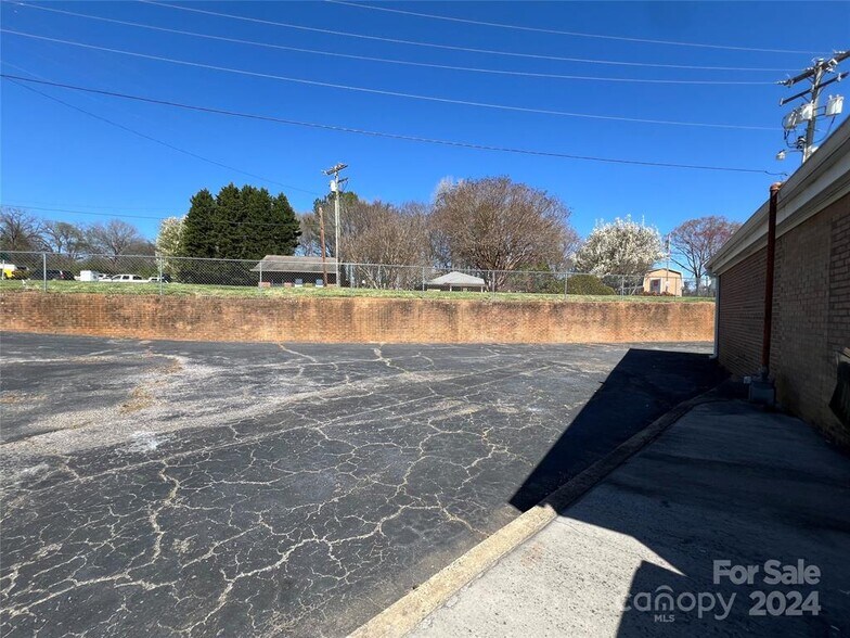 More Photos Of 604 Clark Dr, Lincolnton General Retail For Sale