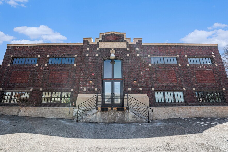 Primary Photo Of 2645 Madison Ave, Kansas City Apartments For Lease