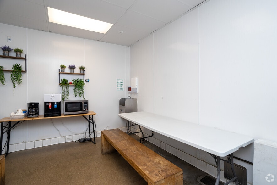 More Photos Of 615 N Western Ave, Los Angeles Storefront For Lease