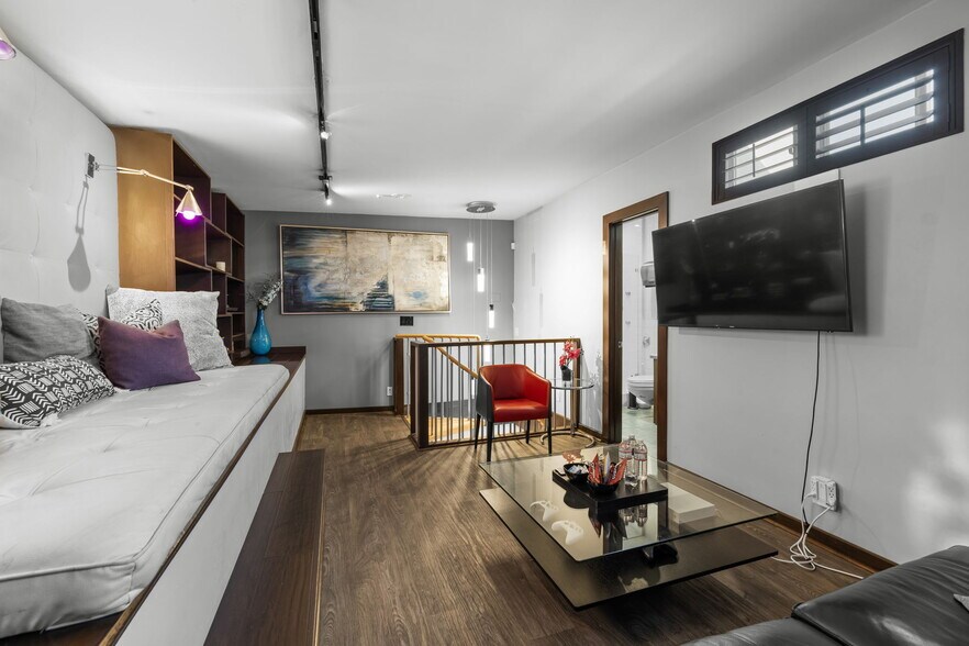 More Photos Of 5739 Tujunga Ave, North Hollywood Movie Radio TVStudio For Sale