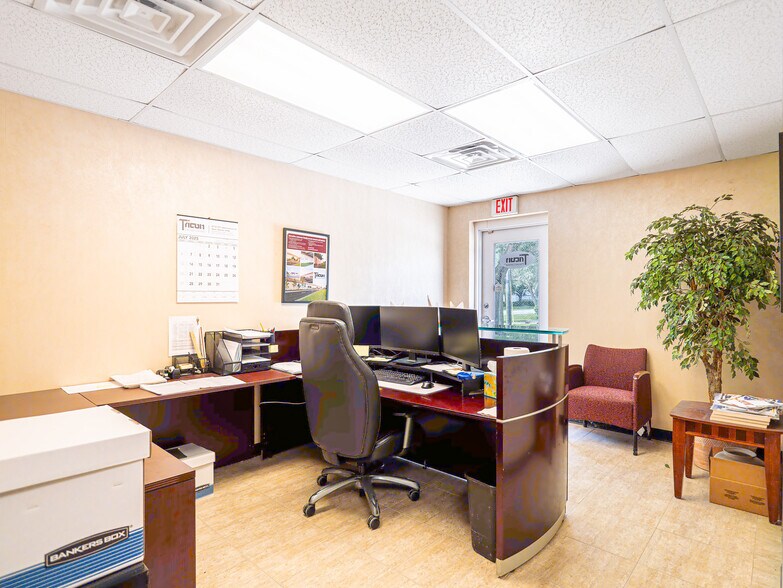 More Photos Of 1101-1141 Central Park Dr, Sanford Industrial For Sale