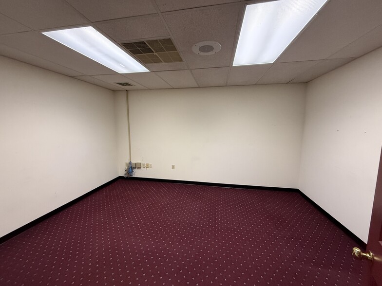 More Photos Of 403 Chatham Sq, Fredericksburg Office For Sale