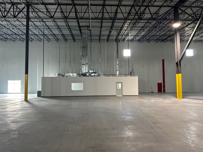 More Photos Of 301 Lau Pky, Englewood Distribution For Lease