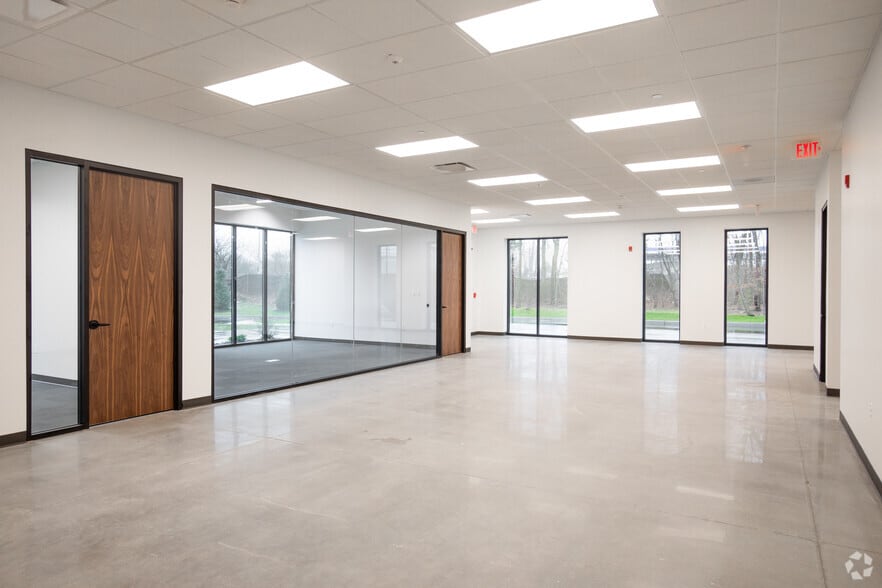 More Photos Of Old Nichols Commerce Ctr, Islandia Distribution For Lease