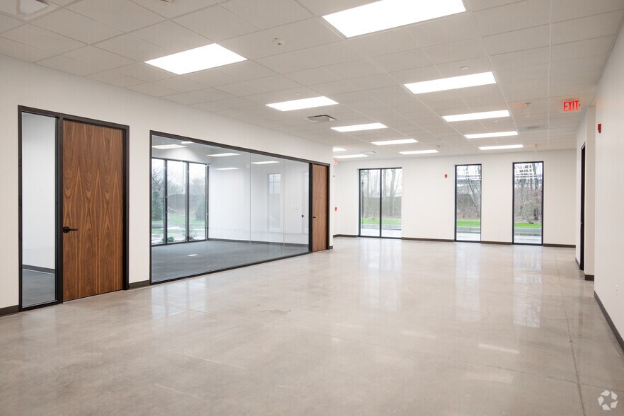 More Photos Of Old Nichols Commerce Ctr, Islandia Distribution For Lease