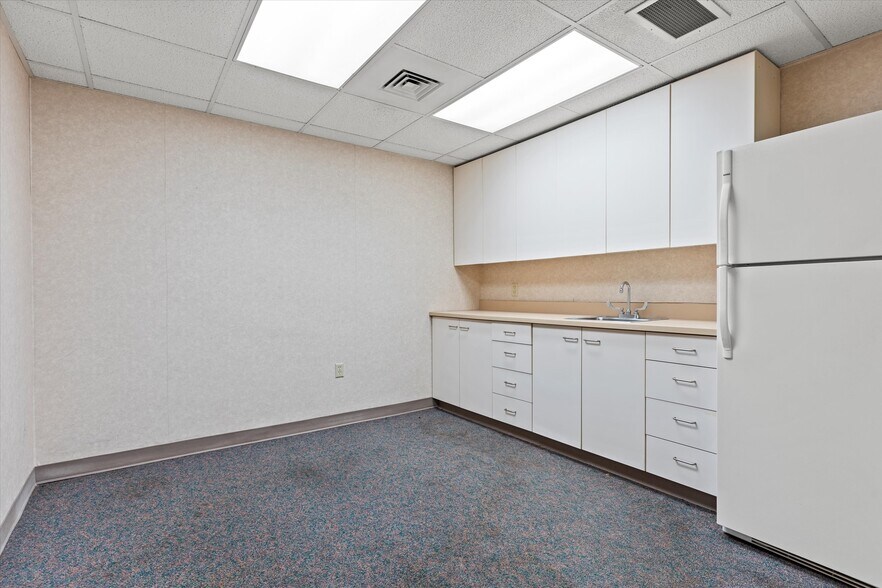 More Photos Of 705 Baptiste Dr, Paola Medical For Lease