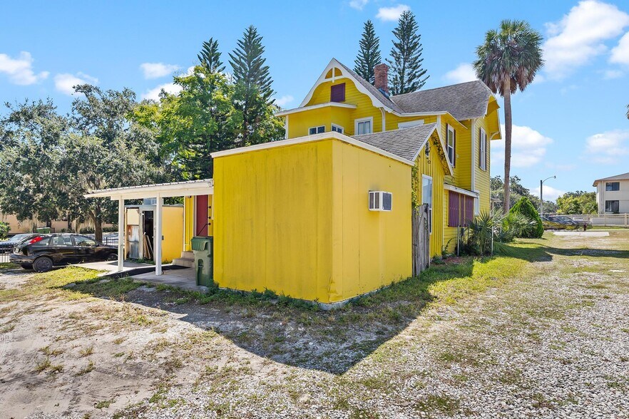 More Photos Of 1024 W Main St, Leesburg Storefront Retail Residential For Sale