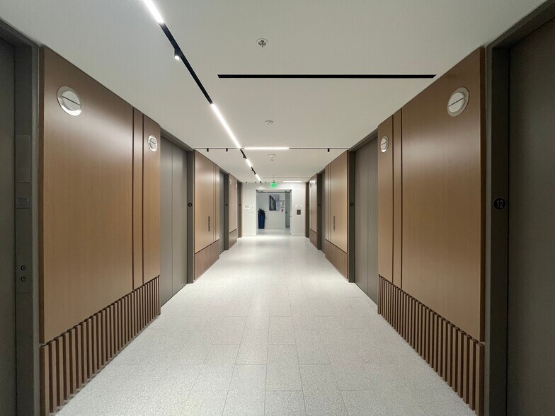 More Photos Of One Embarcadero Ctr, San Francisco Coworking Space