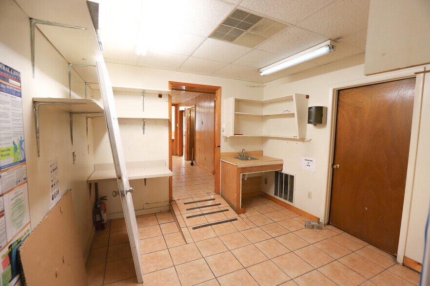 More Photos Of 14655 Kennard st, Waldo Freestanding For Lease