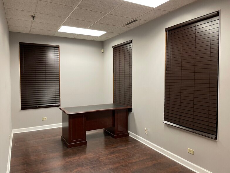 More Photos Of 1881 Commerce Dr, Elk Grove Village Office For Sale