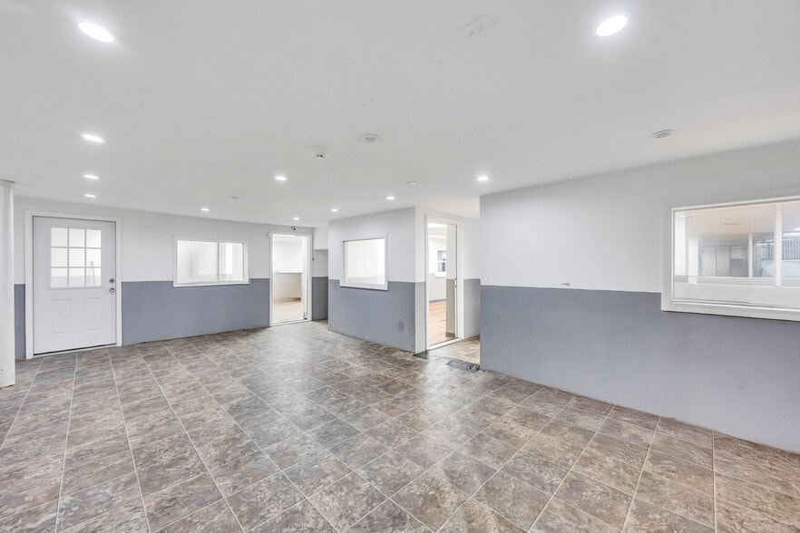 More Photos Of 28 Main St, Hempstead Storefront Retail Residential For Lease