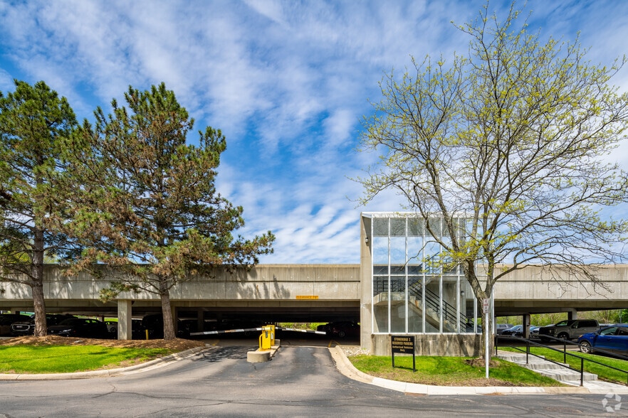 More Photos Of 41000 Woodward Ave, Bloomfield Hills Office For Lease