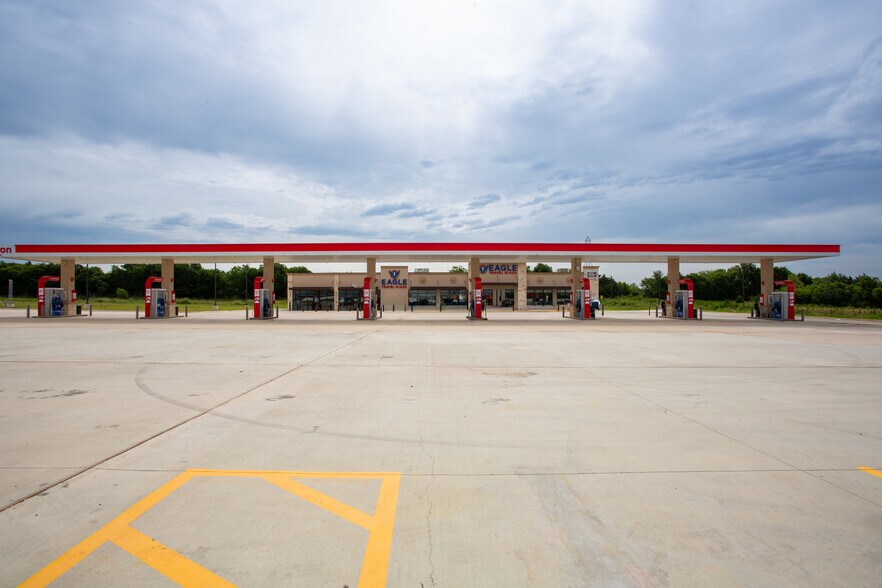 More Photos Of 19676 N Interstate 35, West General Retail For Lease