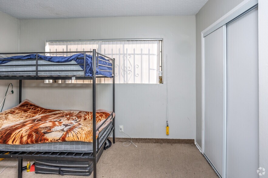 More Photos Of 533-535 W 75th St, Los Angeles Apartments For Sale