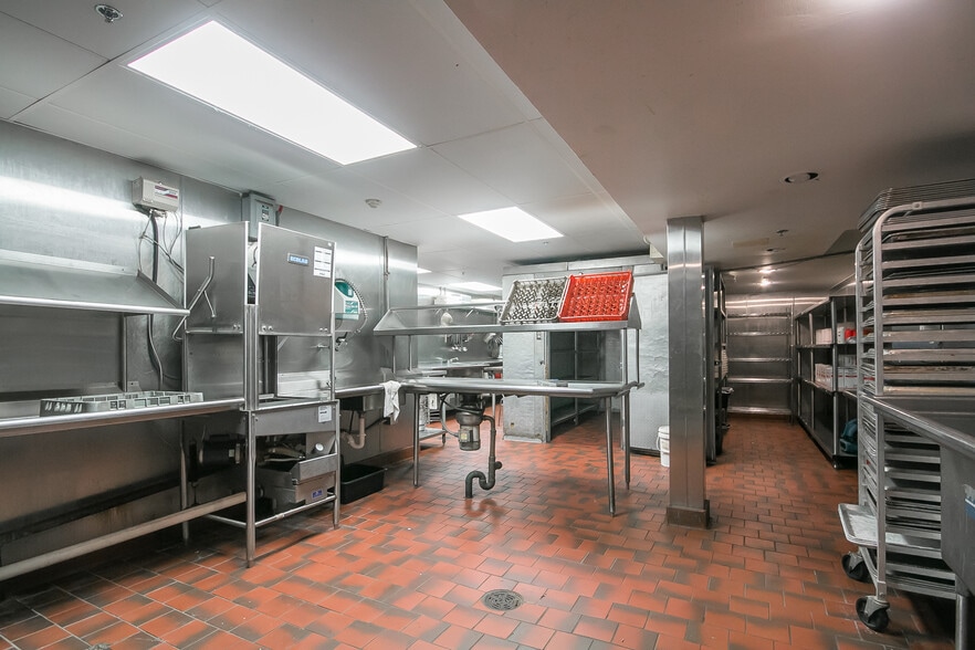 More Photos Of 1111-1113 Walnut St, Philadelphia Storefront For Lease