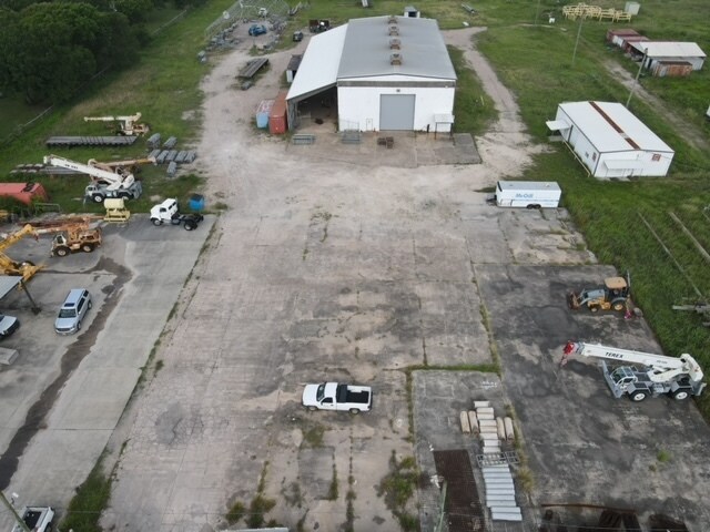 More Photos Of 726 Highland Park Dr, Clute Warehouse For Lease