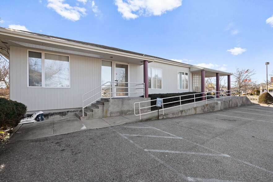 More Photos Of 824 Old Country Rd, Plainview Medical For Lease