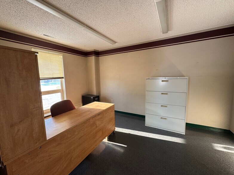 More Photos Of 5104 42 Av, Lloydminster Medical For Lease