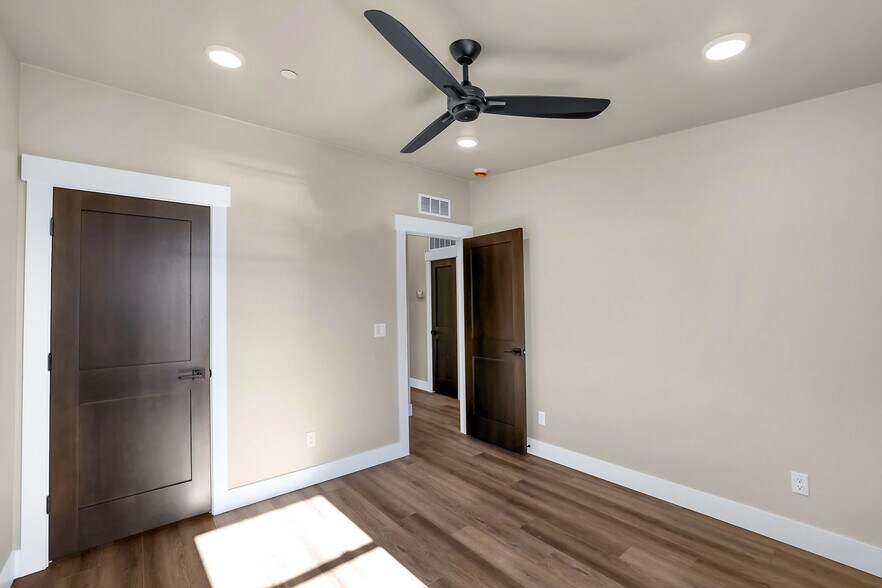 More Photos Of 217 Simmons St, Mccall Showroom For Sale