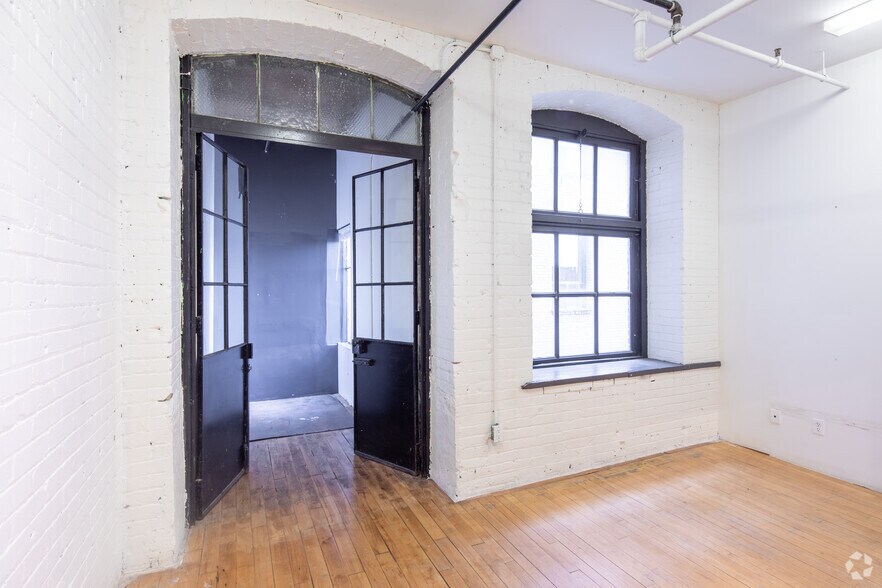 More Photos Of 639 Queen St W, Toronto Office For Lease