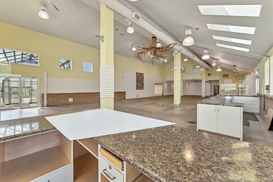 More Photos Of 585 Seacliff Dr, Kingsville Freestanding For Sale