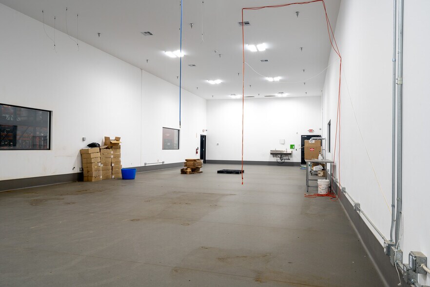 More Photos Of 19533 McLane St, Palm Springs Distribution For Sale