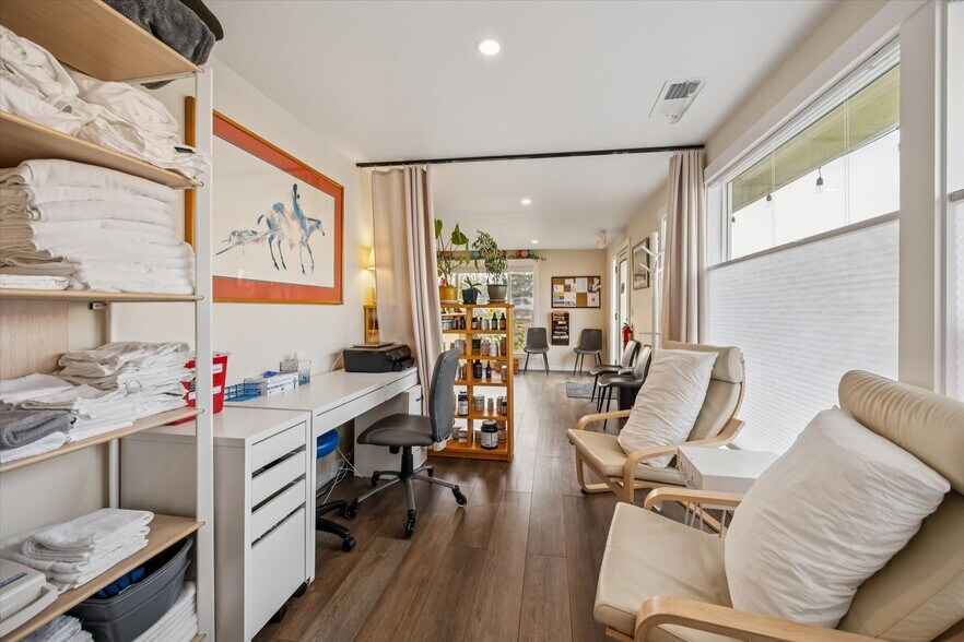 More Photos Of 615 SE 1st Ave, Canby Office For Sale
