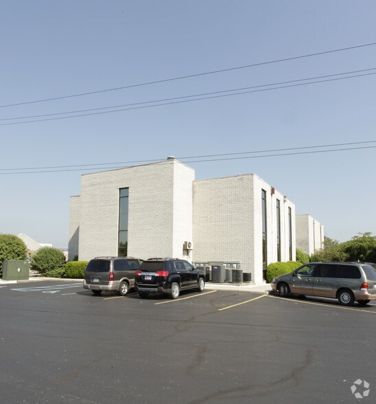 More Photos Of 6515 Highland Rd, Waterford Medical For Lease