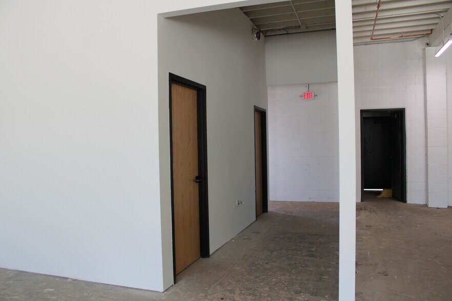 More Photos Of 233 W McArthur Dr, Midwest City General Retail For Lease