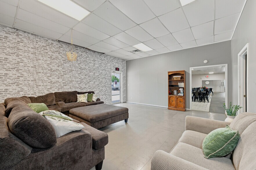 More Photos Of 20 Town Sq, Greenwood Health Club For Sale