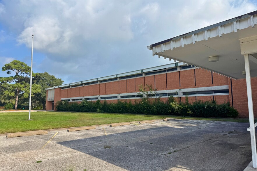 More Photos Of 821 Laurel St, La Marque Religious Facility For Sale