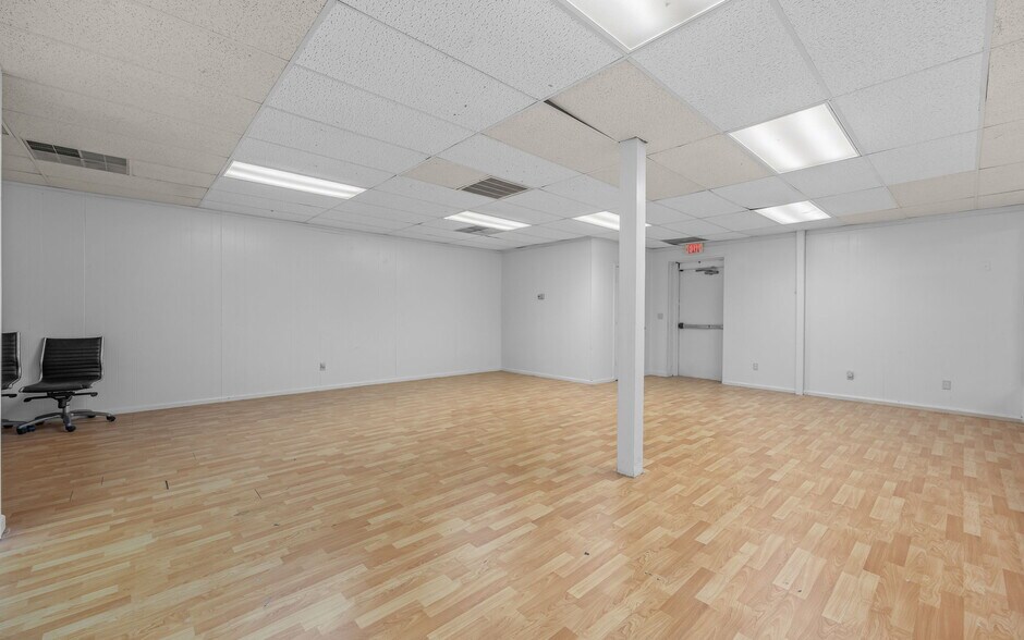 More Photos Of 105 S First Colonial Rd, Virginia Beach Flex For Sale