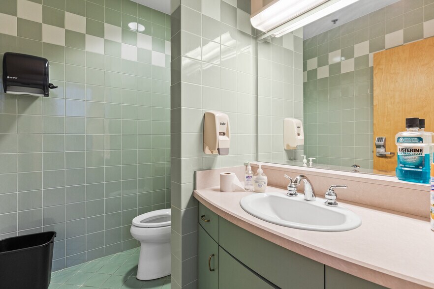 More Photos Of 32 Spruce St, Oakland Flex For Lease