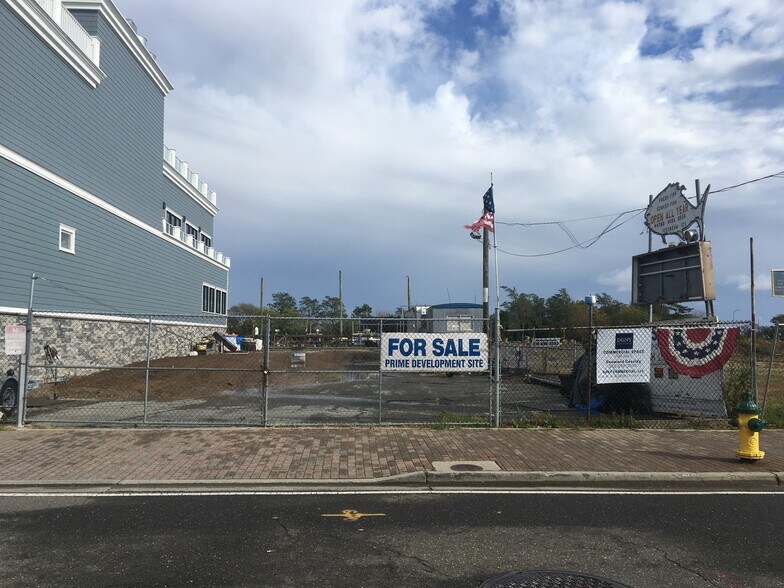 More Photos Of 405 Woodcleft Ave, Freeport Land For Sale